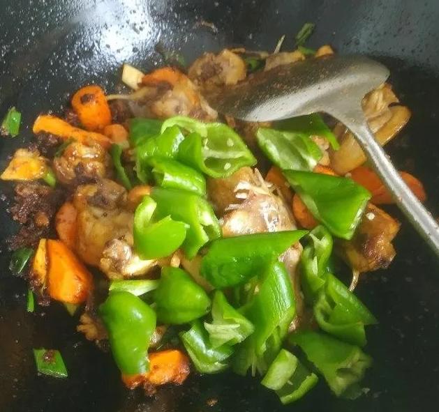 麻辣香锅鸡块，麻辣鲜香，好吃又下饭