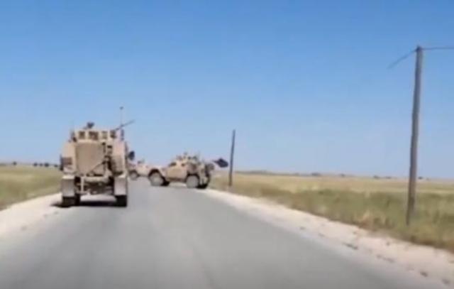 美国大兵成丧家犬！叙利亚民众堵截美军车队，