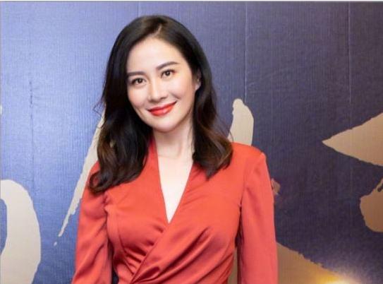 2014年，影星生日会上李依晓被叶璇的狗咬成重伤