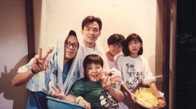 修杰楷晒与贾静雯30年前旧照，女神短发像假小子，网友直呼认不出