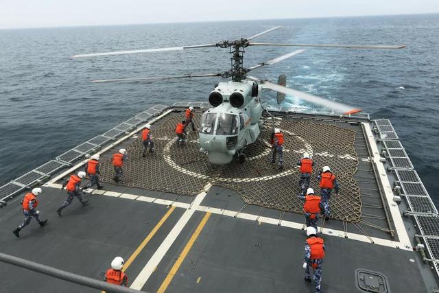 ���²��ϣ��й�075��װ��������2��ֱ-20���е���Щս������