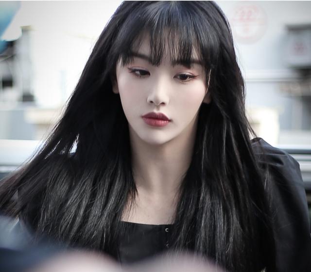 孔雪儿终于放弃红发，染回黑长直后，确定不是