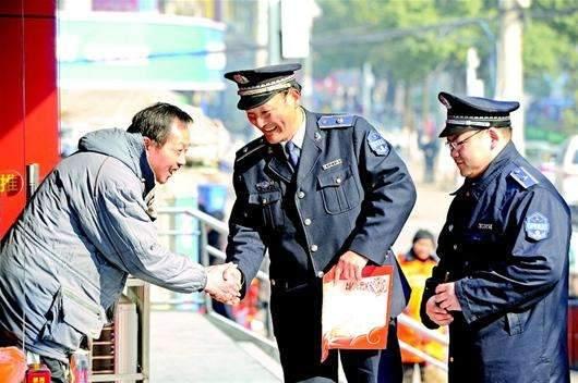 大街上城管月薪不到三千，为何年轻人抢着做？网友：原因现实