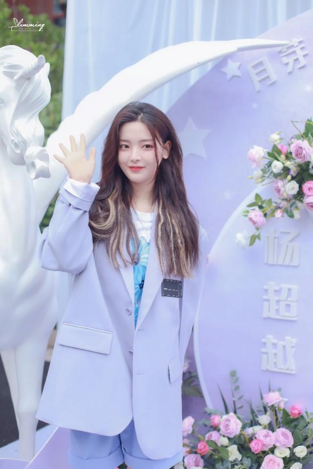 杨超越:跟老板吵架    名！穿搭也不赖啊，娃娃裙可爱到冒泡！