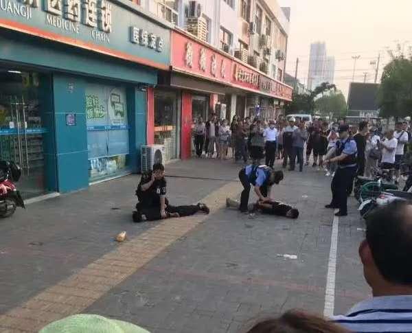 江苏2名逃犯袭警致民警牺牲，凶手已被捉拿归案，拒捕后民警果断开枪，一人被击中大腿