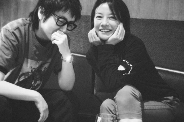 44岁赵薇素颜见好友太真实！笑容美回小燕子，比