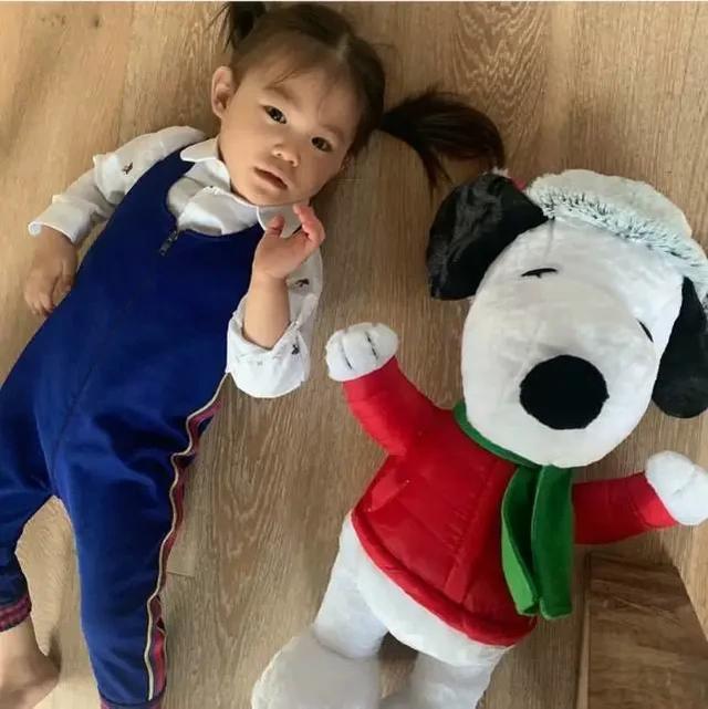 陈冠希晒女儿萌照，Alaia披头散发，紧抱玩偶面露开心笑容