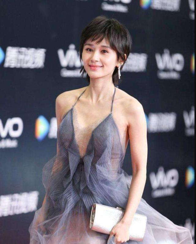 王子文的腿有多直？看到她在“走猫步”后，腿