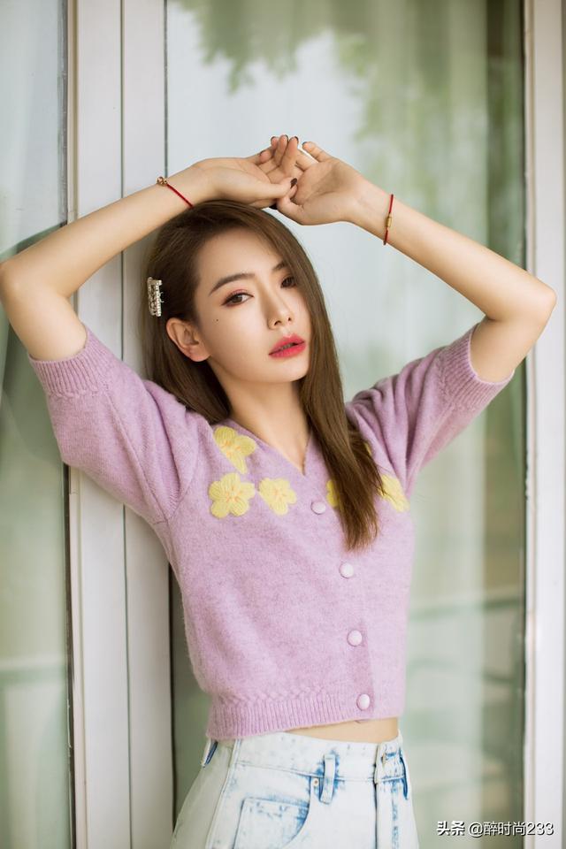 35岁戚薇时髦又少女，一身香芋紫针织衫搭浅色牛