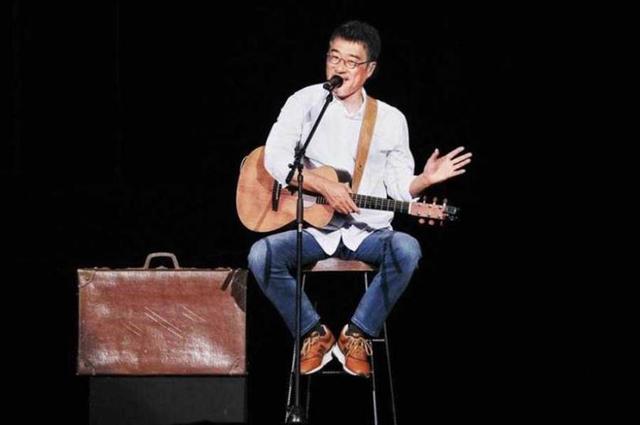三婚好恩爱！李宗盛与小27岁娇妻深夜出街，十指紧扣似热恋情侣