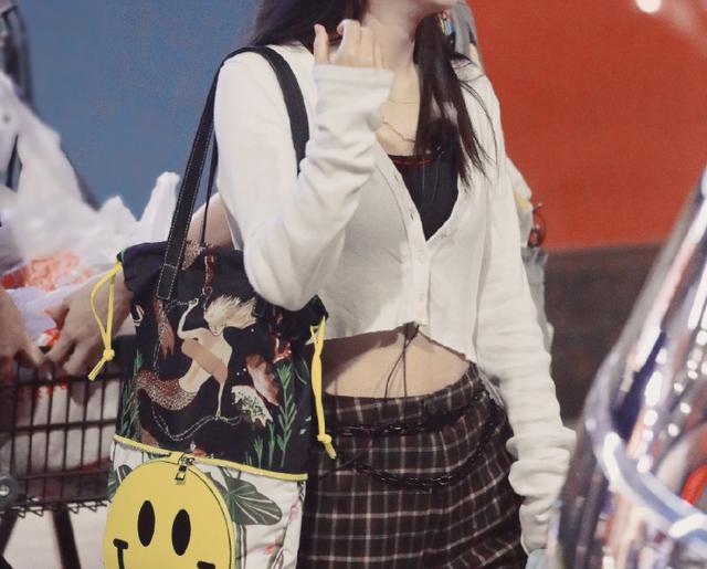 赵丽颖生图美出新高，我却只关注她包上的创可