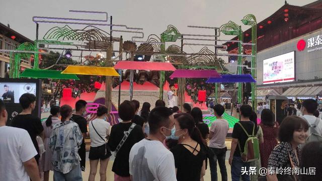 西安第一网红景区，傍晚就已游客爆满，美女和汉服小姐姐好多啊