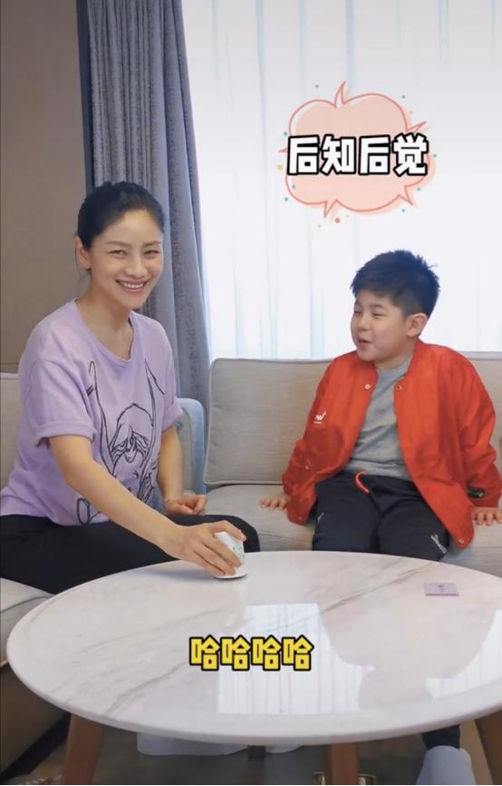 胡可算是娱乐圈当中最接地气的了吧，私下的样子太生活，真不做作