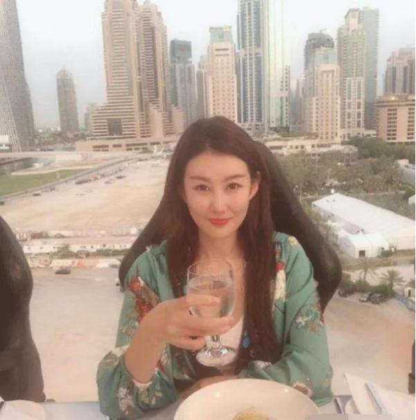 王宝强女友素颜现身，开男友豪车上班，全身穿