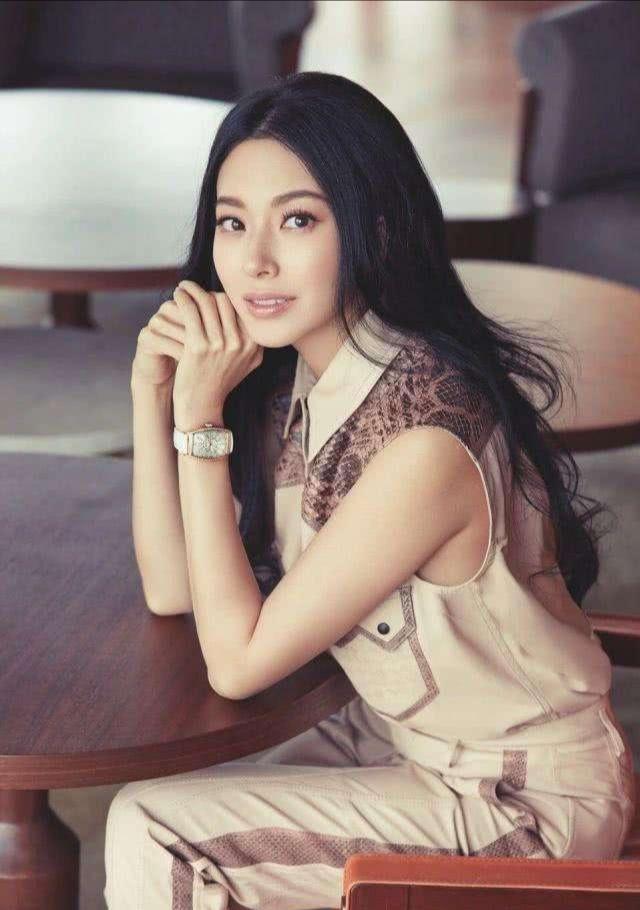 向佐情史：迷上富商太太，恋上单身妈妈，怪不得向太力挺郭碧婷