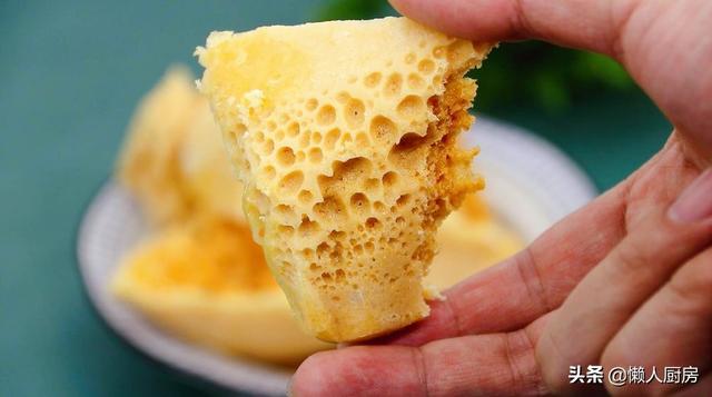 童年最爱吃的蜂窝糖这样做，吃起来脆脆的，酥酥的，不发硬