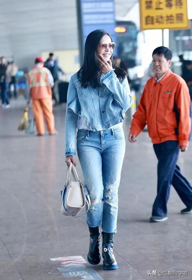 姚晨携老公穿情侣装走机场，穿“肚兜”牛仔踩