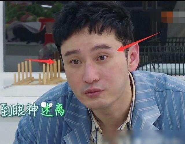 黄晓明才是“脱妆”后变化最大的人，眉毛眼线消失，咋长这样