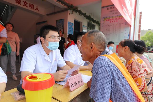 南昌市洪都中医院为受灾群众送医送药