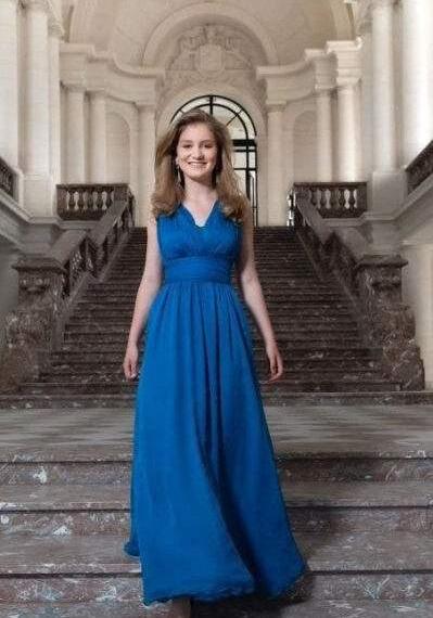 18岁伊丽莎白公主最新照，一袭碎花裙清新又出众，太有女王范儿了