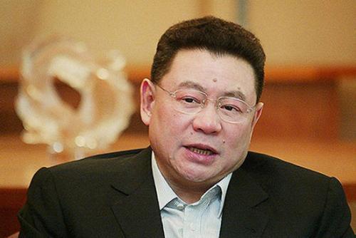 他比李嘉诚还狠！国内分红300亿不交一分税，跑