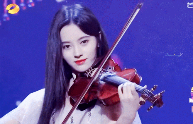 杨超越和鞠婧祎，一个初恋脸，一个高冷脸，你喜欢哪一个