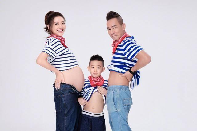 应采儿晒陈小春抱娃照，Hoho乖巧趴胸口一同赏景，画面超温馨