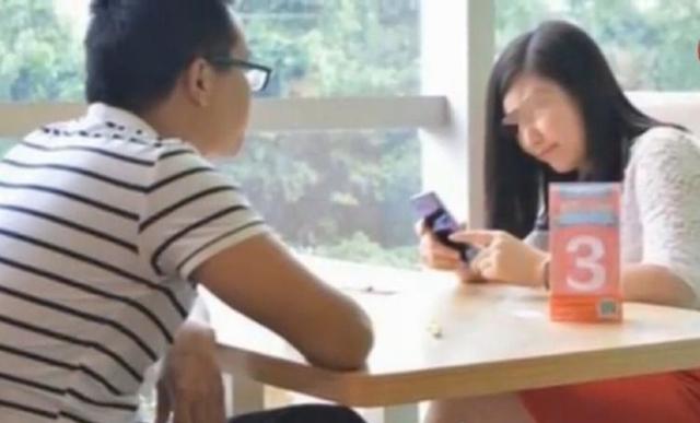 准公婆请我爸妈吃饭，爸老踢我，我假装捡筷子，一看我愣住了