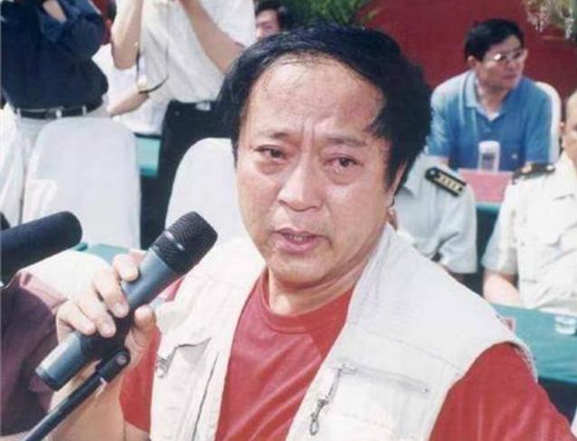 2000年，牛群为贫困学校募捐，却遭质疑被逼“裸