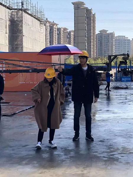 刘诗诗新路透曝光！穿大衣戴安全帽变包工头，