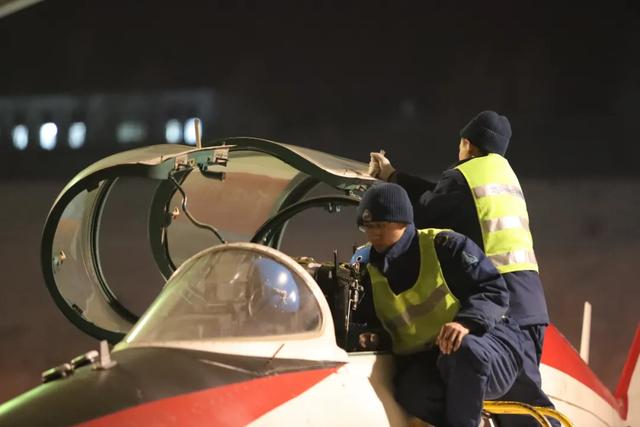 舰载战斗机飞行员“后浪”是这样诞生的……