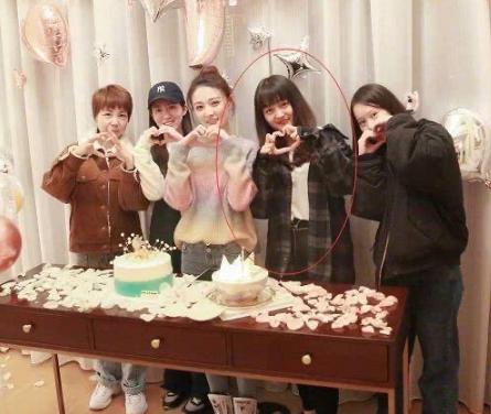 赵丽颖有匪晒出新剧照，终于有件漂亮衣服了，助理却被徐璐挖走