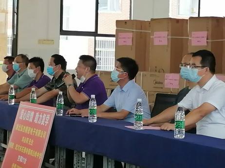 湖北武穴：愛心企業(yè)家鄧必陽向雞公嶺中學(xué)捐價(jià)值7萬元空調(diào)助學(xué)