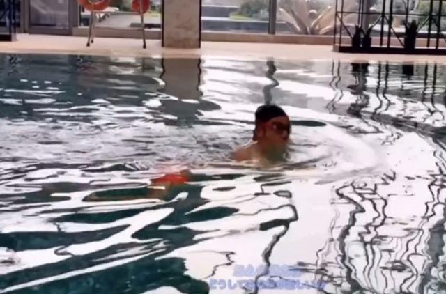 甜sky人！郑恺罕见陪爱妻游泳，秀“郑式蛙泳”暗撒狗粮