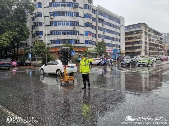 汉中交警雨中坚守执勤一线 保障市民出行安全