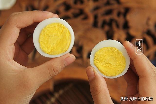 煮鸡蛋，只用清水就错了，多加2种料，鸡蛋又香又嫩，蛋壳更好剥