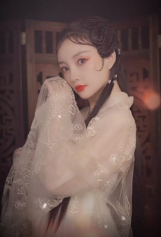 本以为李小璐穿短装最美，当她换上古装后，终于明白贾乃亮的眼光