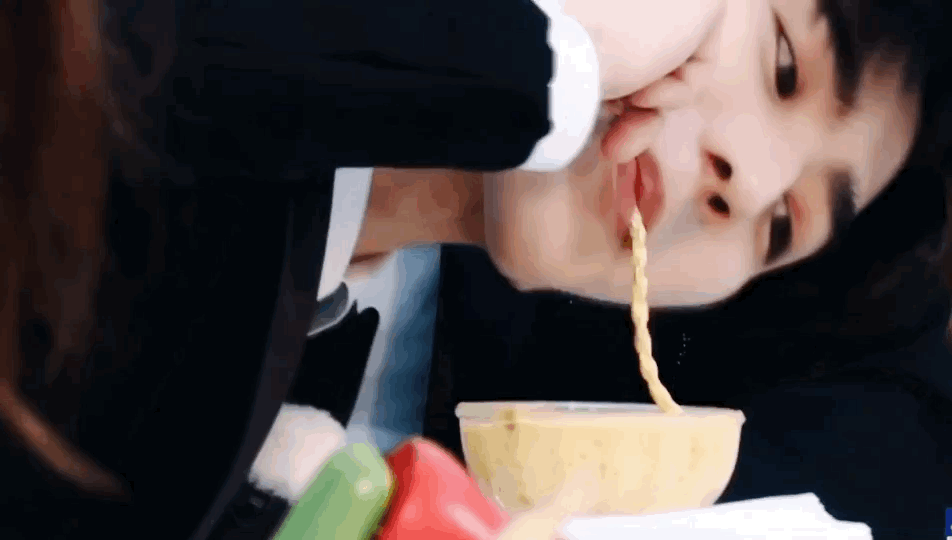 蔡徐坤被沙溢糊弄嗦喽嗦喽链条，这姿势太撩人