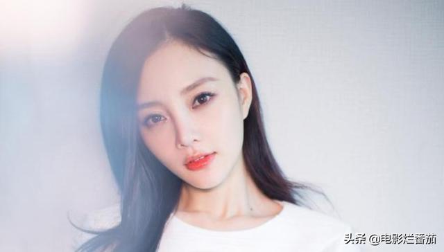 贾乃亮春风满面看女儿，与甜馨打羽毛球挥汗如