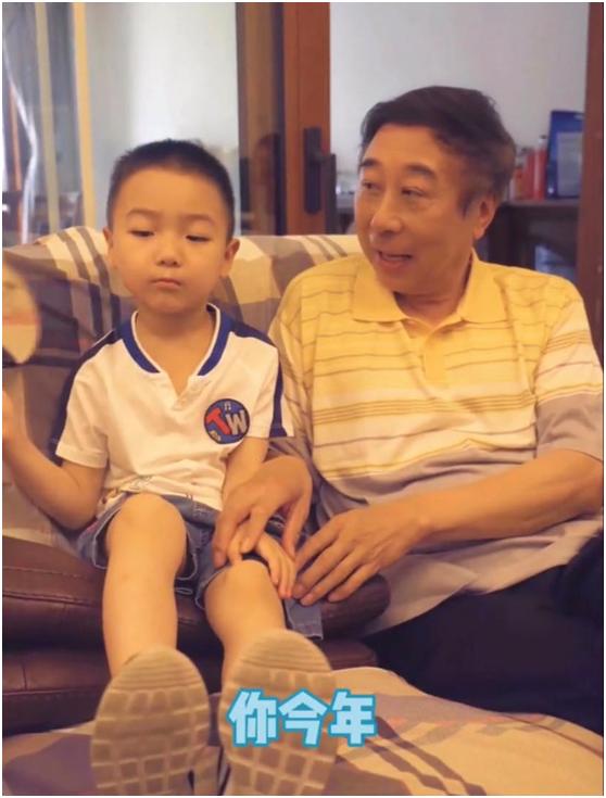 冯巩5岁孙子出镜，和爷爷儿时共用一张脸，爷孙对话如相声盛宴