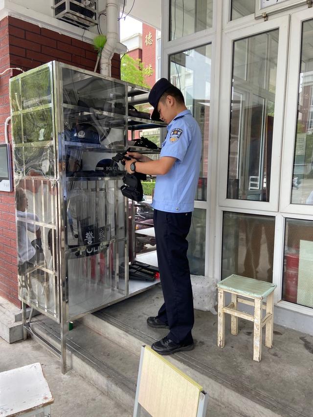 略阳公安接官亭派出所深入校园及周边开展安全检查为高考学子保驾护航