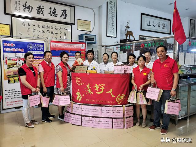 武汉好人圈志愿服务协会慰问「武汉抗洪勇士」，沿江堤闸口送温暖