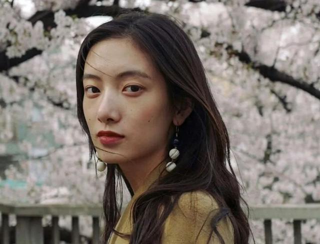 很多人的情绪不是一点就着，而是一触即溃，这