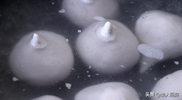 不需要油炸，教你芋头的新做法，配上猪肉馅，吃起来那叫一个香