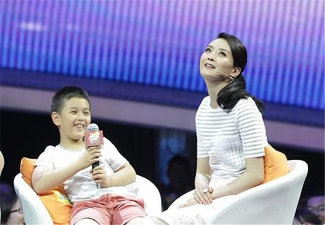 同是嫁入了豪门，刘涛用实力赢得尊重，而王艳却过得像一个保姆