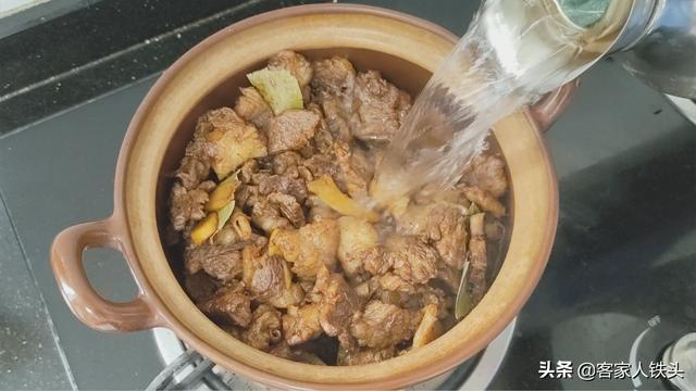 8月酸菜火了，和牛腩这样配一锅，广东人超爱吃，夏季开胃又下饭