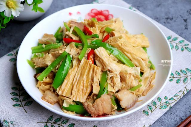 泡发腐竹放热水就毁了，教你正确做法，腐皮完整不软烂还滑嫩入味