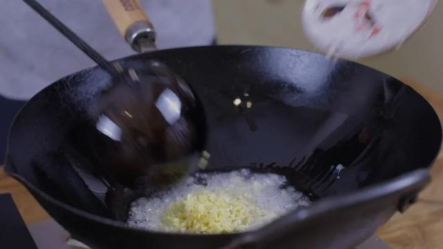 连虾壳都不想放过油爆虾，今天就教你做好它的小秘诀