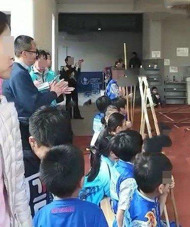 梁洛施32岁生日变美了，仨儿子做蛋糕为她庆祝，