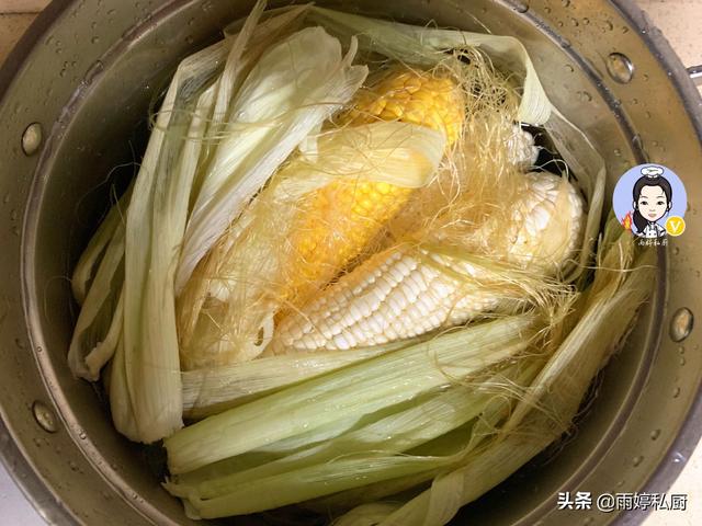 煮玉米，切记别只会用清水直接煮，多加1勺“它”玉米香甜又软糯